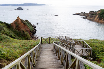 Obraz premium View of the coast from a wooden staircase