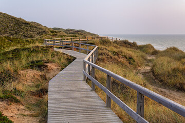 Obraz premium Wooden path at Rotes Kliff (Red Cliff) - Sylt, Germany