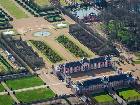 vue a&eacute;rienne du ch&acirc;teau de Champ de Bataille dans l'Eure en France