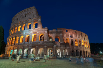 Fototapeta na wymiar Colosseo at night, historic amphitheater in Rome 