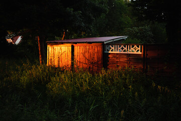 Sonnenuntergang an Holzhütte