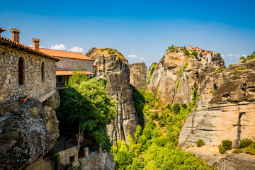 Vue sur le Monastère de Grand Météore depuis le Monastère de Varlaam dans les Météores