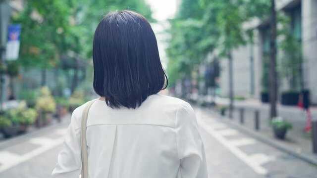 振り向く女性