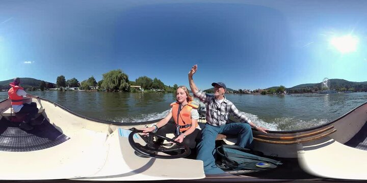 VR 360, Motorbootfahrt mit Opa und Enkeln auf dem Main
