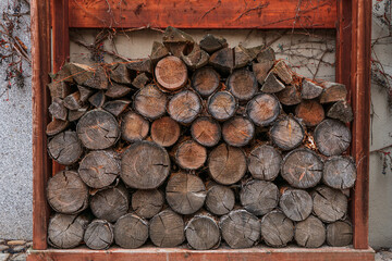 firewood stacked on the wall © Bernhard