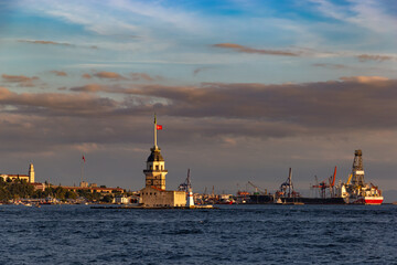 Obraz premium Maiden's Tower or Kiz Kulesi located in the middle of Bosporus. Istanbul, Turkey