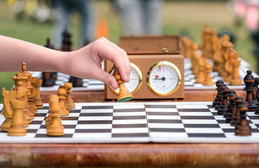 Eröffnungszug bei einer Schachpartie während eines Turniers mit Uhr und einem weiteren...