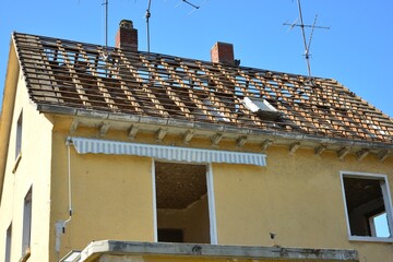 Abgedecktes Haus bei der Entkernung zur Altbausanierung unter Erhalt des alten Dachstuhls