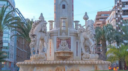 Fuente de la Plaza de Luceros en Alicante en España, la plaza y monumento mas representativo de la ciudad.