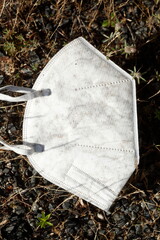 Weggeworfene FFP2 Atemschutzmaske liegt auf dem Boden, Coronamüll,  Deutschland, Europa
