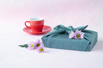 Obraz na płótnie Canvas ピンクの小菊と風呂敷と赤いカップのコーヒー