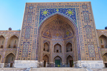 Fototapeta na wymiar Details of the facade of madrasah Tilya Kori in Samarkand, Uzbekistan. Example of Islamic architecture of 17th century