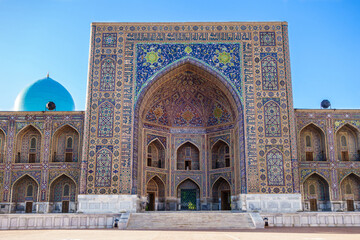 Fototapeta na wymiar Facade of madrasah Tilya Kori in Samarkand, Uzbekistan. Example of Islamic architecture of XVII century