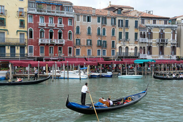 Paisaje urbano con góndola en el el Gran Canal de Venecia - obrazy, fototapety, plakaty