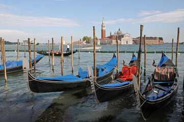 Gondolas en el Gran Canal de Venecia y vista de la isla de San Giorgio en el horizonte