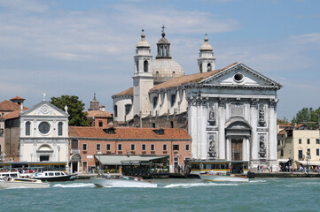 Fototapeta na wymiar Canales y vista de la iglesia de Santa María del Rosario en Venecia