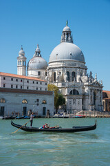 Basílica de Santa Maria del la Salud y góndola en los canales de Venecia