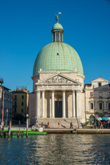 Fototapeta na wymiar Iglesia de San Simeon Piccolo frente a la estación de tren de Venecia