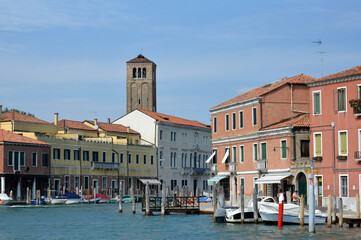 Fototapeta na wymiar Paisaje urbano en los canales de la isla de Murano en Italia