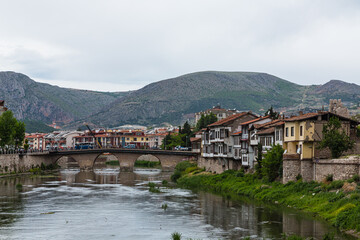 Fototapeta na wymiar トルコ　アマスィヤのイェシル川と山々に囲まれた街並み
