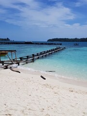 plage de sable blanc et iles
