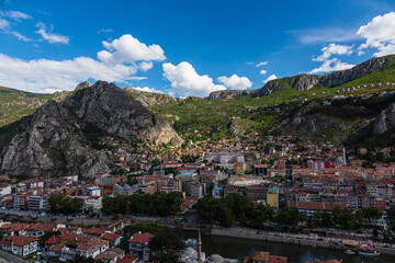 Fototapeta premium トルコ アマスィヤのポントス王の墓の丘から望む旧市街と新市街の街並みとイェシル川