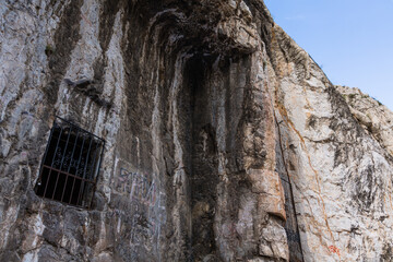 トルコ　アマスィヤの旧市街の崖の中腹に掘られたポントス王の墓
