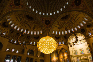 Fototapeta na wymiar トルコ　首都アンカラのコジャテペ・モスクの礼拝堂内の巨大なシャンデリア