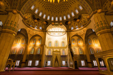 Fototapeta na wymiar トルコ　首都アンカラのコジャテペ・モスクの礼拝堂内のミフラーブと説教壇