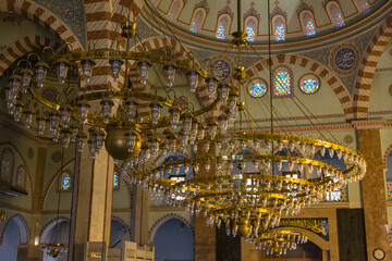Obraz premium トルコ デニズリの市街地にあるモスクの礼拝堂内部