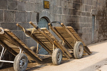 トルコ　ディヤルバクルの旧市街の路地に置かれた台車