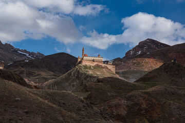 トルコ　ドゥバヤジットの山腹に建つイサク・パシャ宮殿