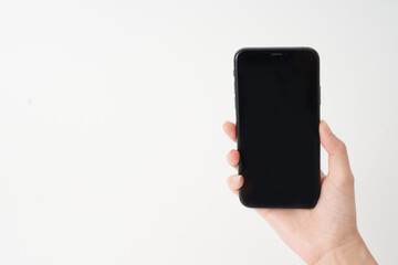 スマートフォンを持つ女性の手