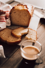 Gâteau avec un café