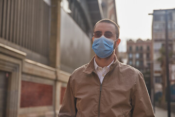 Bland middle-aged man standing next to a building