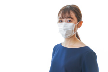 マスクをした若い女性