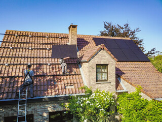 panneaux solaire placement toit energie renouvelable maison travail emploi job ecologie