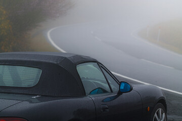 Fototapeta na wymiar 霧の中のドライブ
