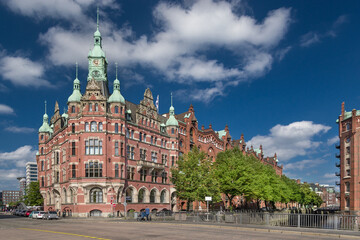 Naklejka premium Das Hafenamt in Hamburg sonnig entzerrt