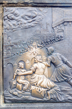 Estatua de San Juan Nepomuceno - gastada por el frote de los turistas para tener suerte en el Puente Carlos IV en Praga, Republica Checa