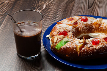 Roscón de Reyes y vaso de chocolate a la taza.