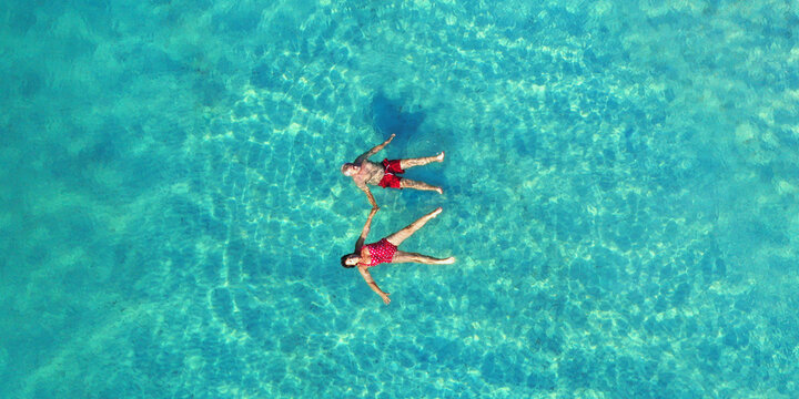 im Meer baden
