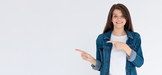 Obraz premium Happy beautiful young woman showing way with fingers