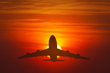 Fototapeta na wymiar silhouette airplane at sunset