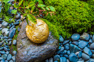 ひがし茶屋街　金色の石