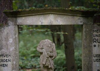 Altes Grabmal ohne Kopf auf Wilmersdorfer Waldfriedhof in Stahnsdorf - obrazy, fototapety, plakaty