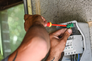 électricité électricien tableau fusibles fil electrique volt ampere tension pince tournevis