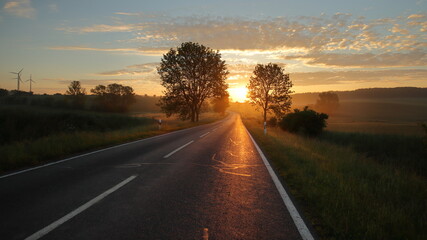 Sonnenaufgang mit langer Straße leichter Nebel