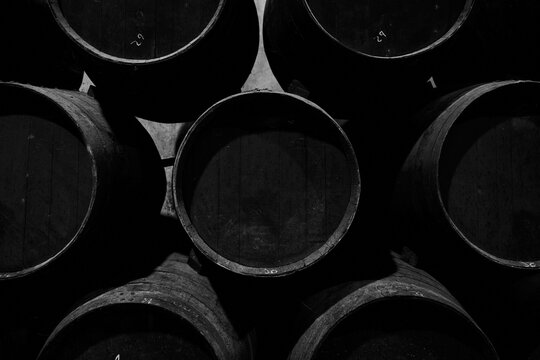 botas de vino en una bodega para la crianza de vino