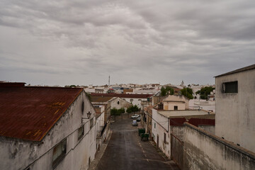 Fototapeta na wymiar bonita calle de pueblo con día nublado y con lluvias